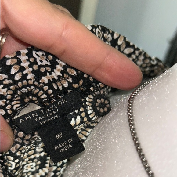 Ann Taylor Black and White Relaxed Flutter Sleeve Top - Picture 8 of 9